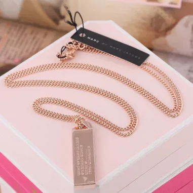 Collier Marc by Marc Jacobs - Plaque Workwear Or Rose — vue 4